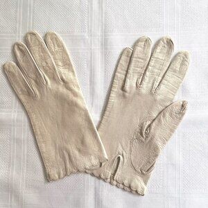 Very clean vintage beige dear skin gloves, from the 50's or 60's, size 7.5 to 8